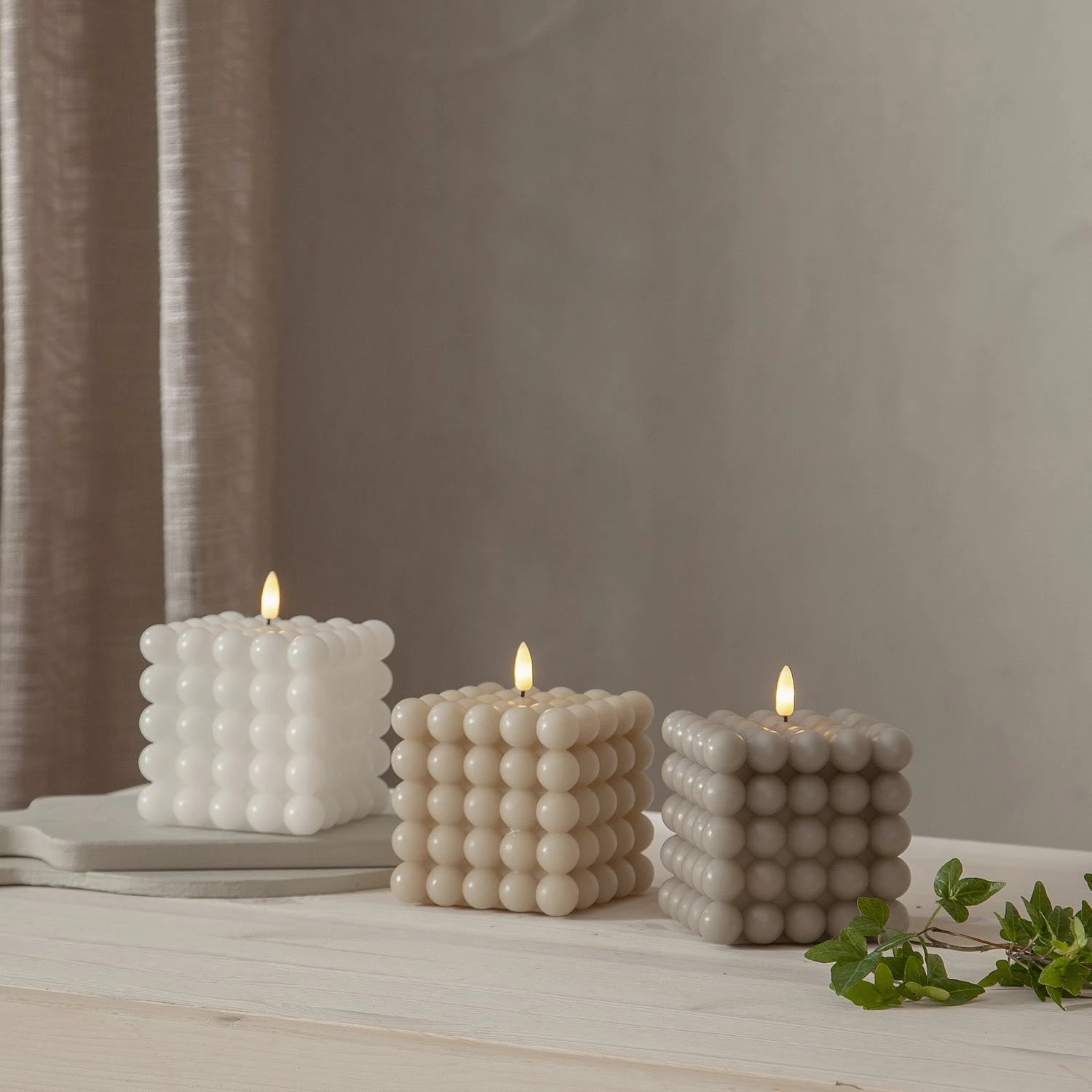 Null LED Kerze Bubble Würfel Cube Kerze Echtwachs 3D Flamme H: 12,5cm Timer Creme – Bild 7