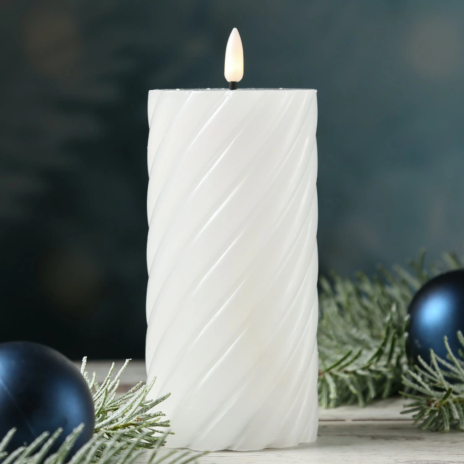 Null LED Kerze Twist Echtwachs Gedrehte Stumpenkerze Flackernd H: 17,5cm Timer Weiß – Bild 5