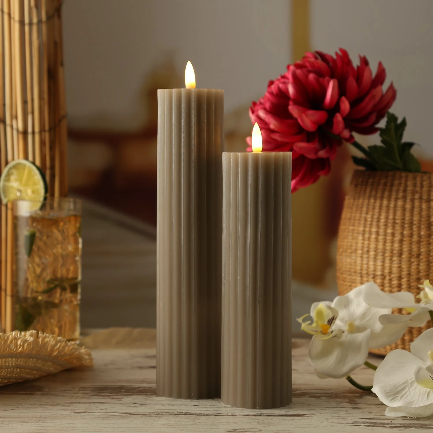 Null LED Kerze Liv Echtwachs Gerillt Geriffelt Flackernde Flamme H:22,5cm Timer Taupe – Bild 6