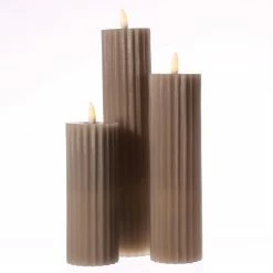 Null LED Kerzenset Liv Echtwachs Gerillt Geriffelt Flackernd 3 Größen Timer Taupe 3St